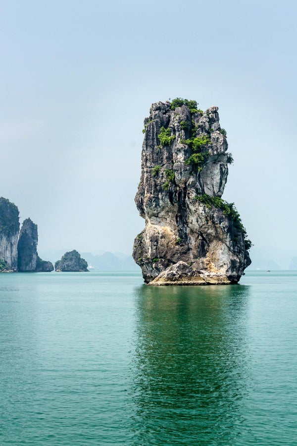 Piton calcaire isolé dans la baie d’Halong
