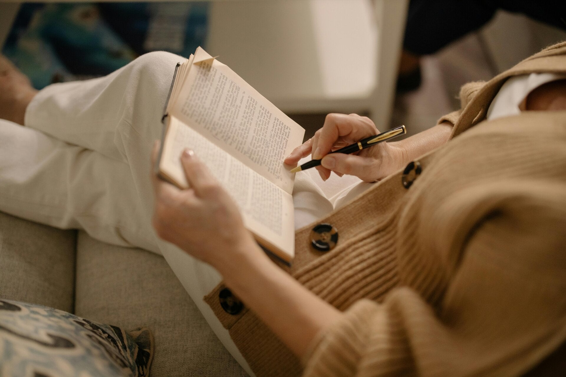 Vrouw maakt aantekeningen in een boek.
