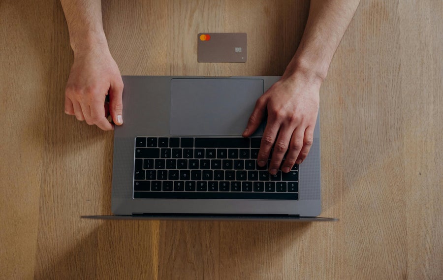 Händer på en bärbar dator – samtalsterapi online via video