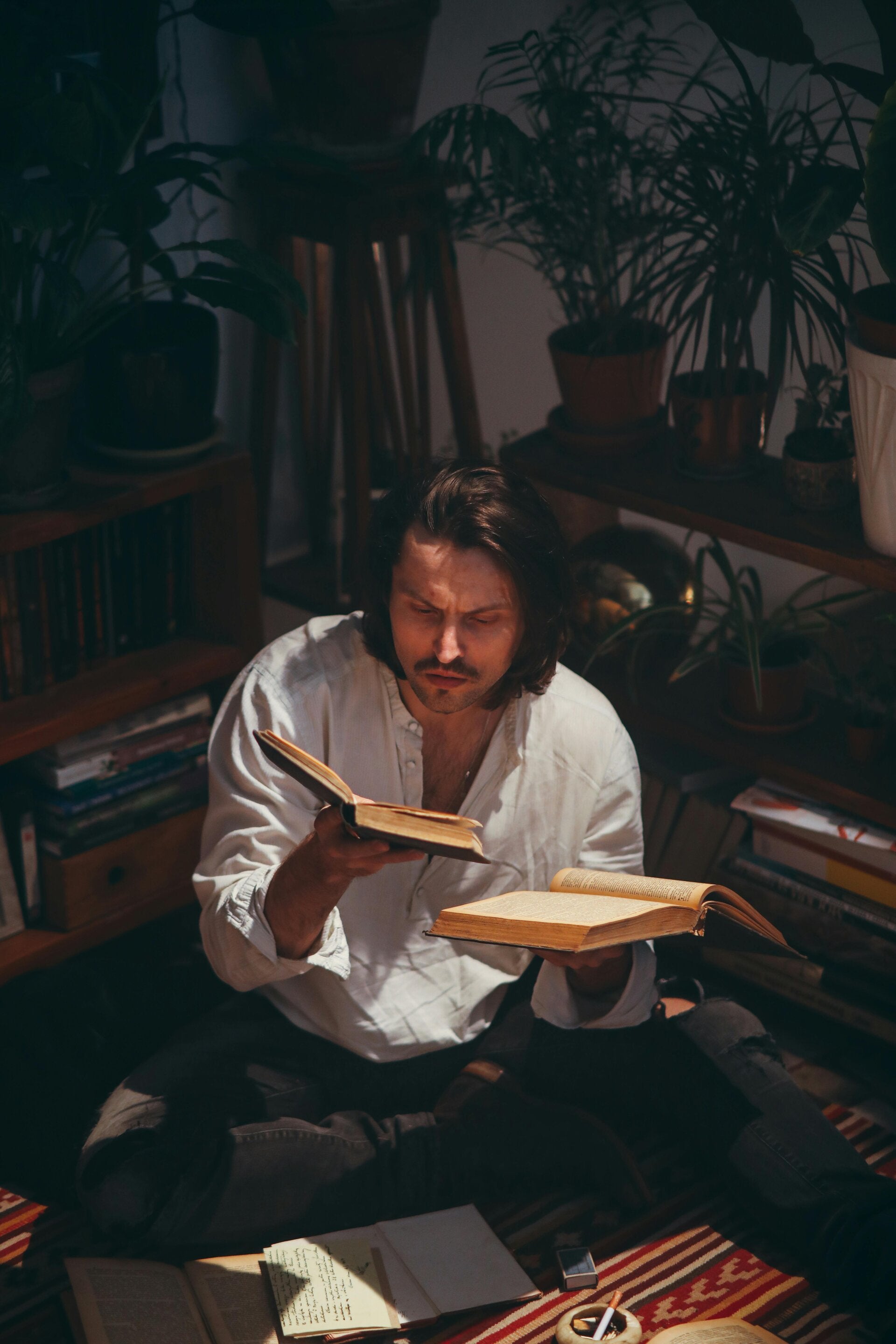 Man leest boeken.