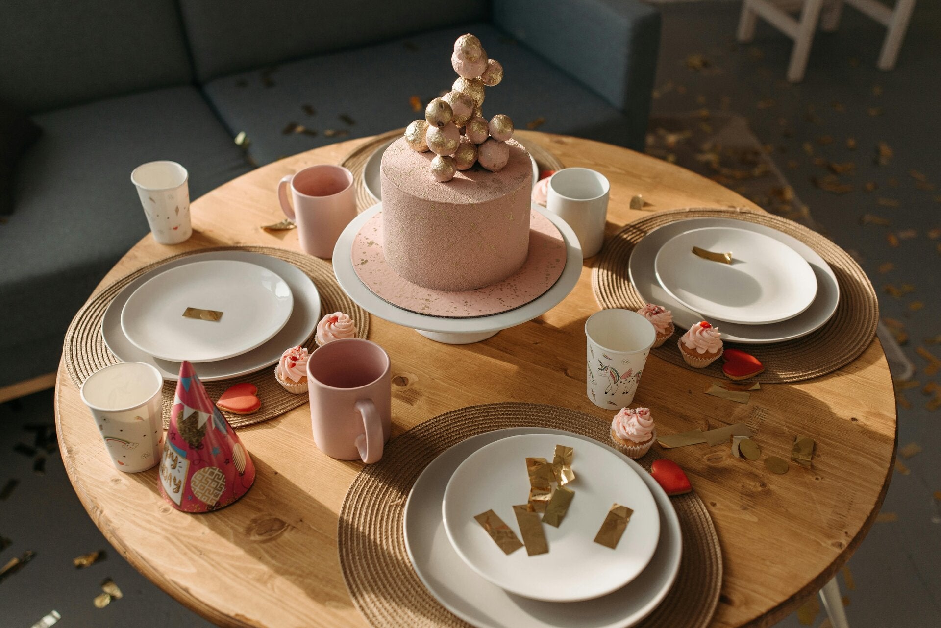 Tafeldecoratie en wegwerpservies voor een hippe feest
