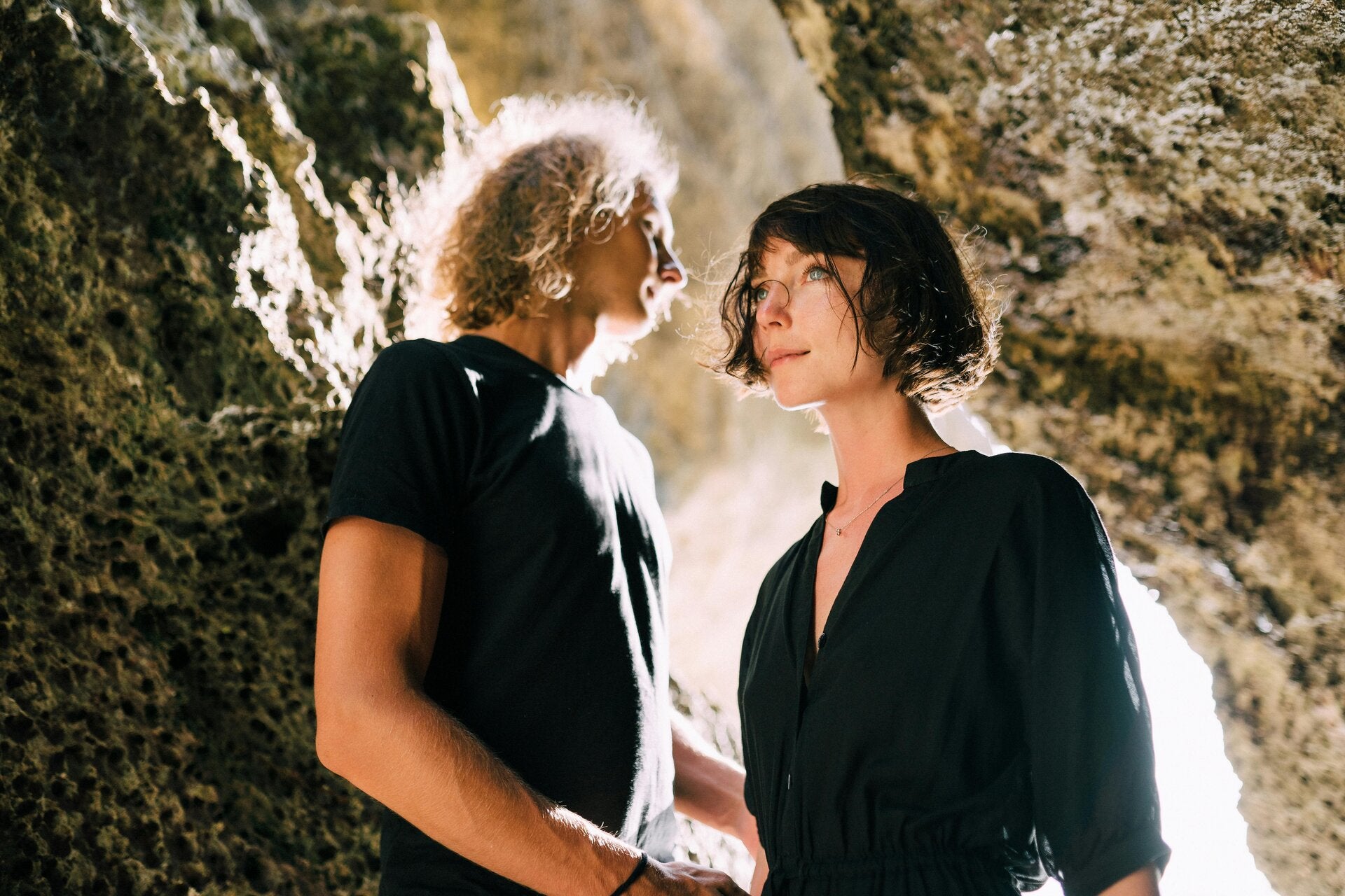 Foto Yan Krukau  man en vrouw in rotsspleet missnienox blog