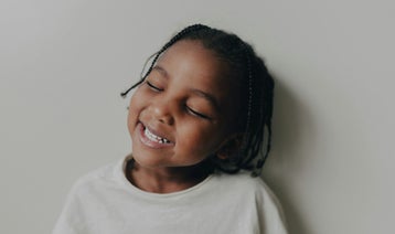 enfant vivant des émotions agréables