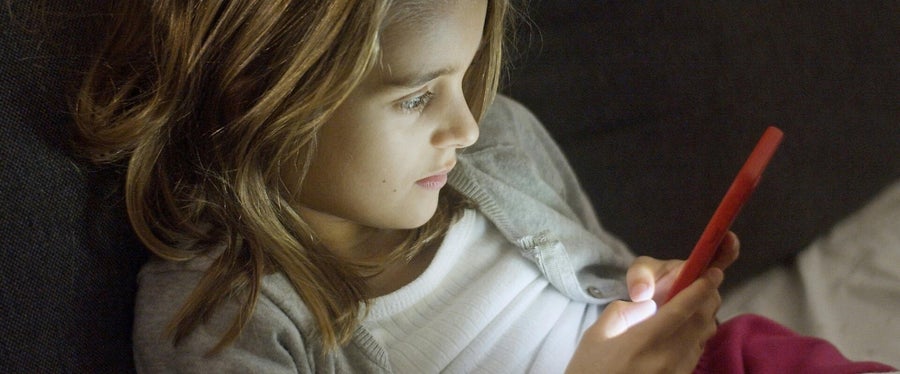 Kind spielt draußen statt am Handy - Digital Detox Kinder, Natur statt Bildschirm, weniger Medienzeit