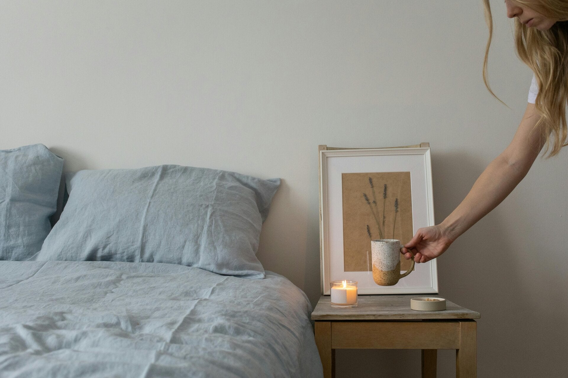Chambre apaisante avec tisane et bougie — rituel du soir pour un sommeil réparateur.