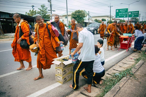 Procession de moines à l’aube