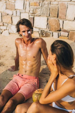 De beste koop is een zonnebrand die past bij jouw huidtype, voldoende bescherming biedt en ook nog eens veilig is voor je gezondheid én de natuur. Vaak betekent dat kiezen voor een zonnebrand met minerale filters (zoals zinkoxide) in plaats van chemische