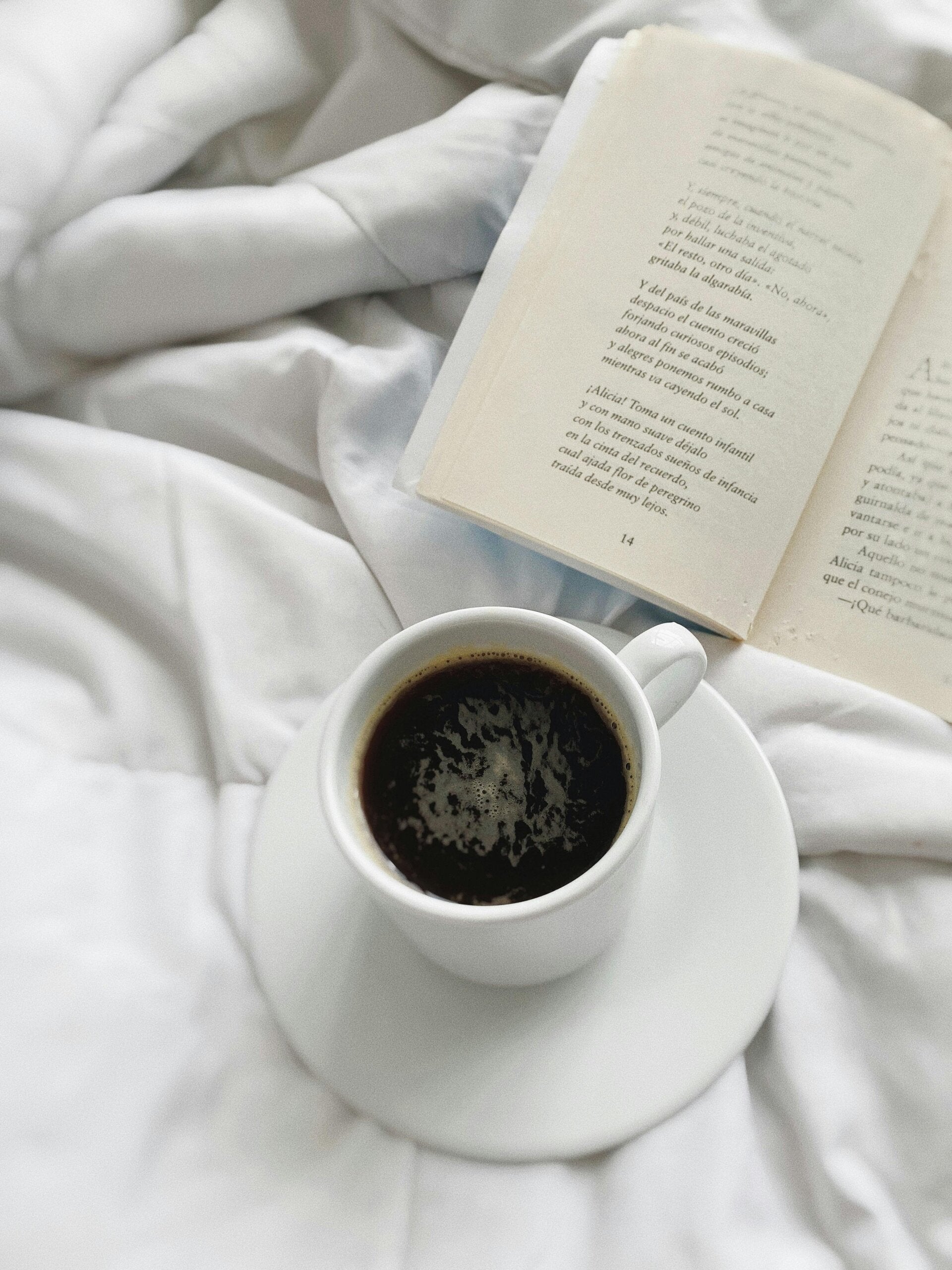Boek met een kop koffie.