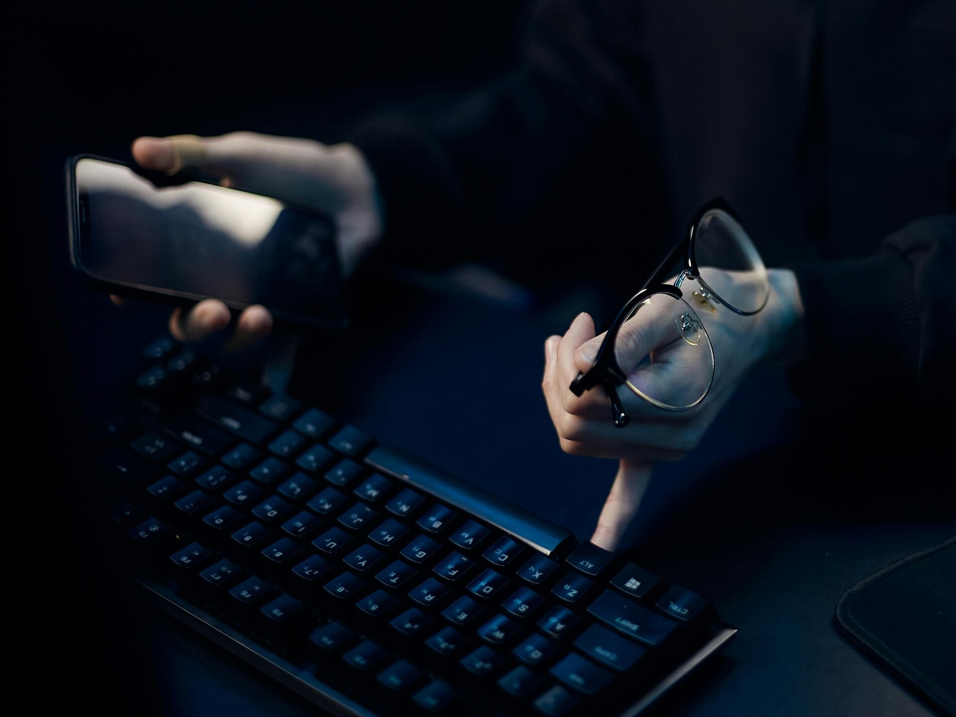 frau mit Handy und PC-Tastatur - psychologische Unterstützung online