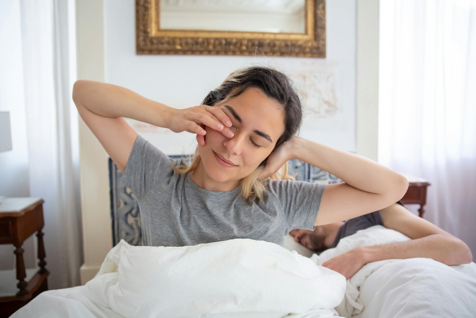 Guter Schlaf: Frau räkelt sich im Bett