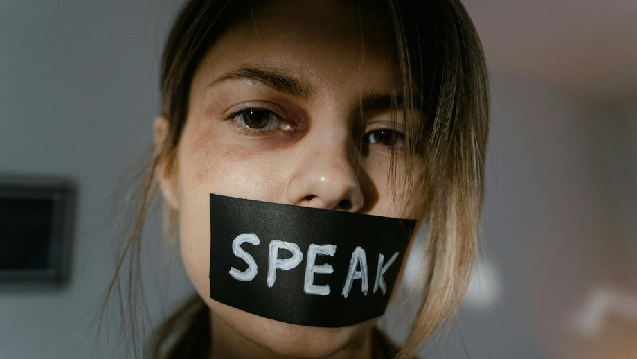 Zwischen Toleranz, Cancel Culture und dem schmalen Grat der freien Rede "Ich kann deine Meinung nicht teilen – aber ich werde alles dafür tun, dass du sie sagen darfst." Dieses berühmte Zitat, das oft fälschlich Voltaire zugeschrieben wird, galt lange al