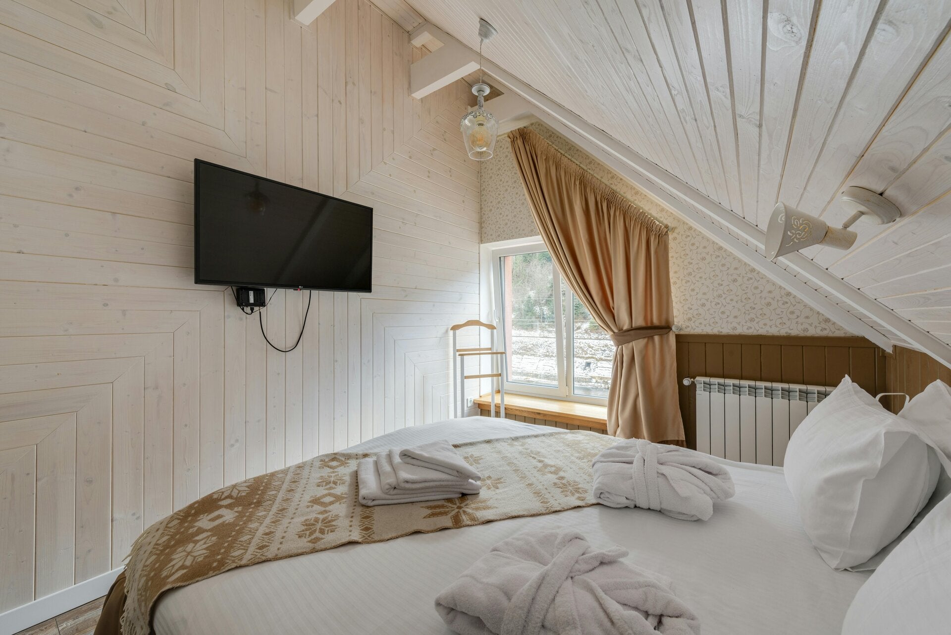 intérieur chaleureux d'une chambre d'hôte sous les combles