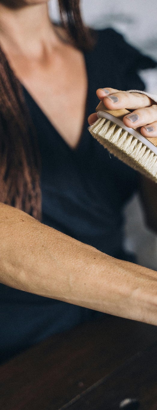 body and face brushing: spazzolatura del corpo e del viso per il benessere e la bellezza