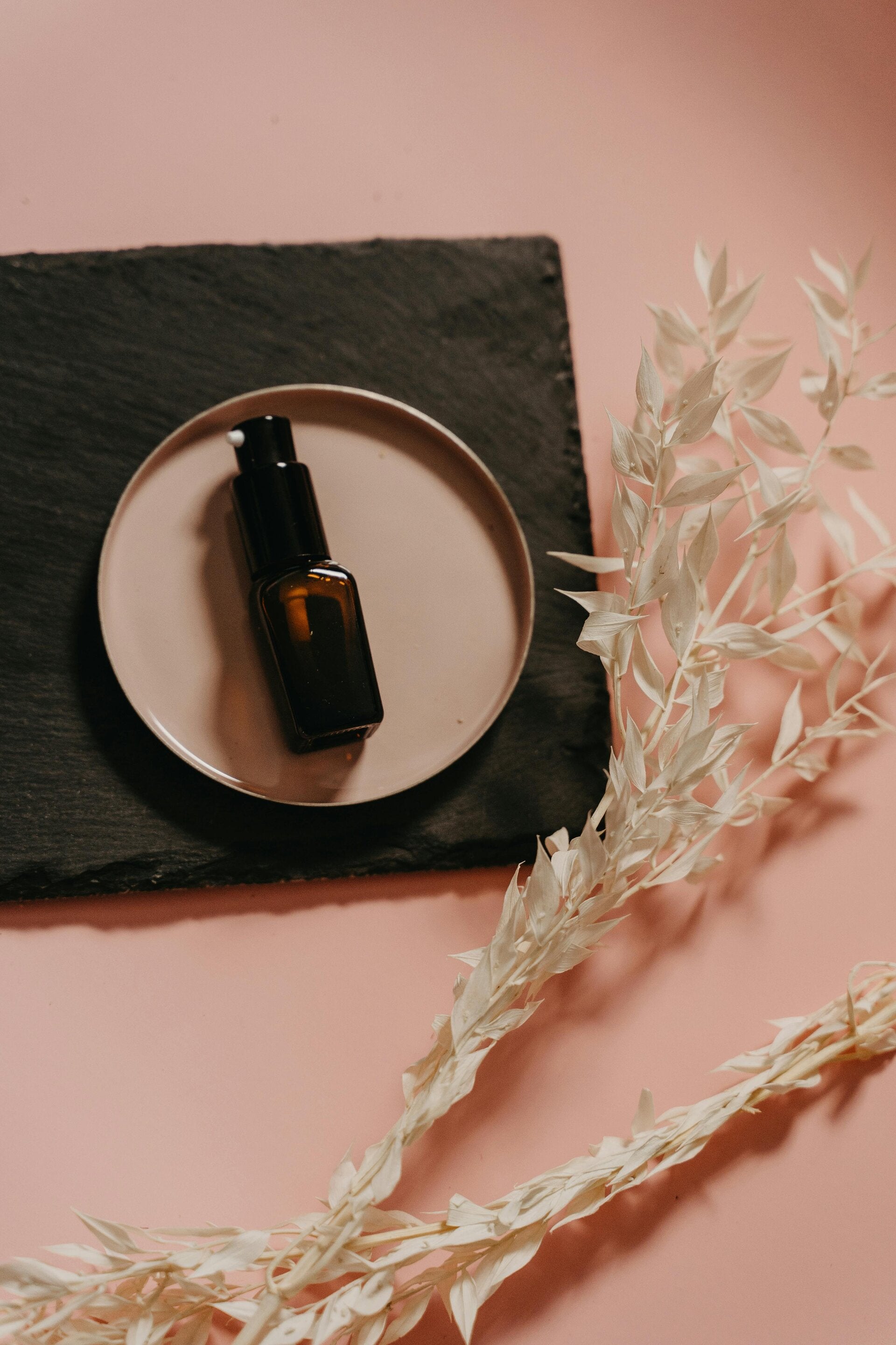  Synergie d’huiles essentielles sauge sclarée, lavande et géranium – équilibre féminin naturel.