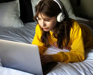 Google veut deviner l’âge de vos enfants grâce à l’IA : entre protection et surveillance algorithmique