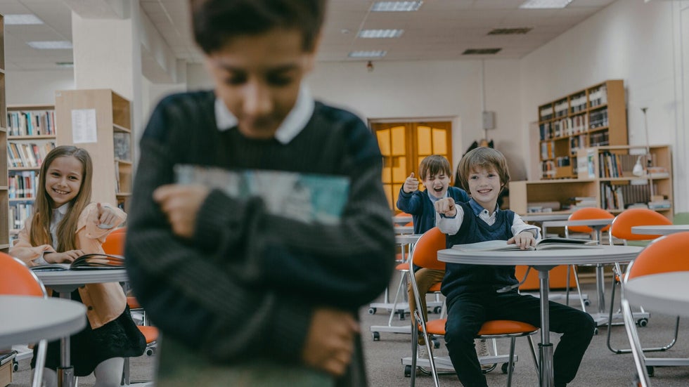 Schule – eigentlich ein Ort des Lernens, der Begegnung und des Wachsens. Doch für viele Schülerinnen und Schüler wird der Alltag dort zur Belastung. Ein toxisches Schulumfeld, geprägt von Mobbing, unangemessenem Verhalten von Lehrern und einem Klima der A
