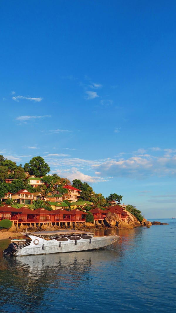 Plage et eaux claires des îles Perhentian
