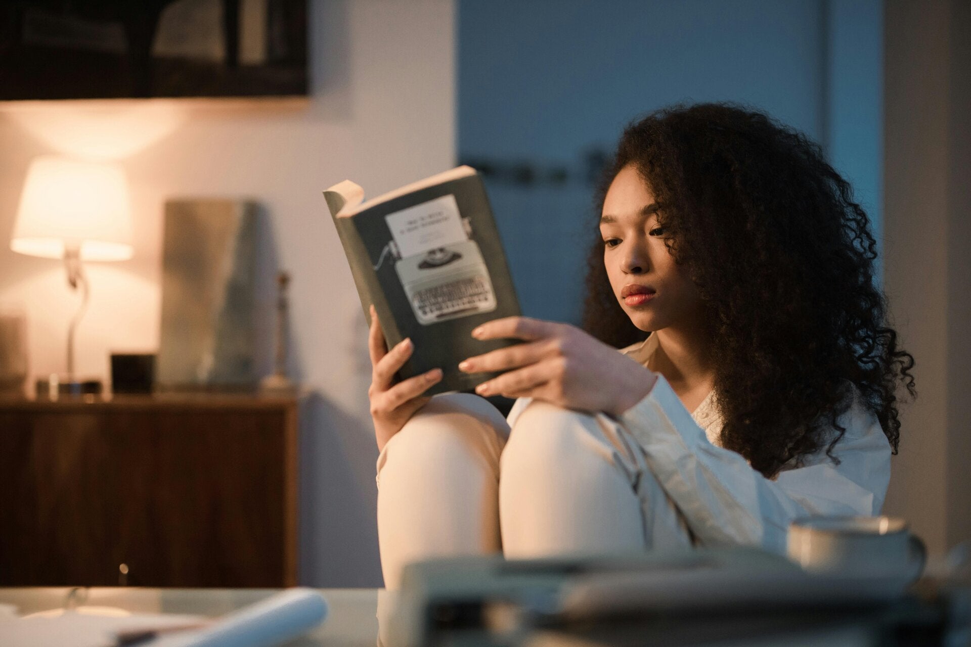 Vrouw die leest.