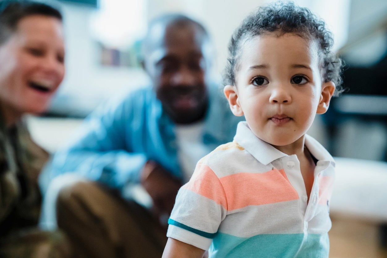 Enfant au retour de l’école avec un parent