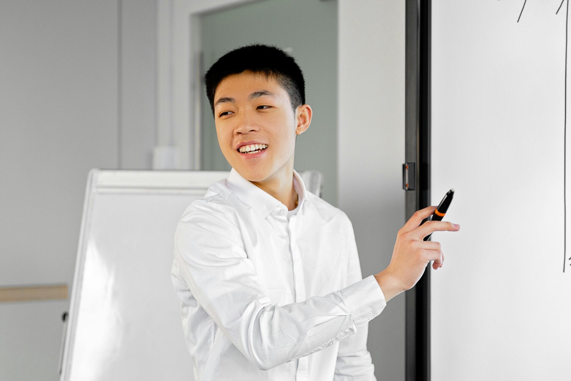 Persona utilizando una cerradura electrónica en una puerta