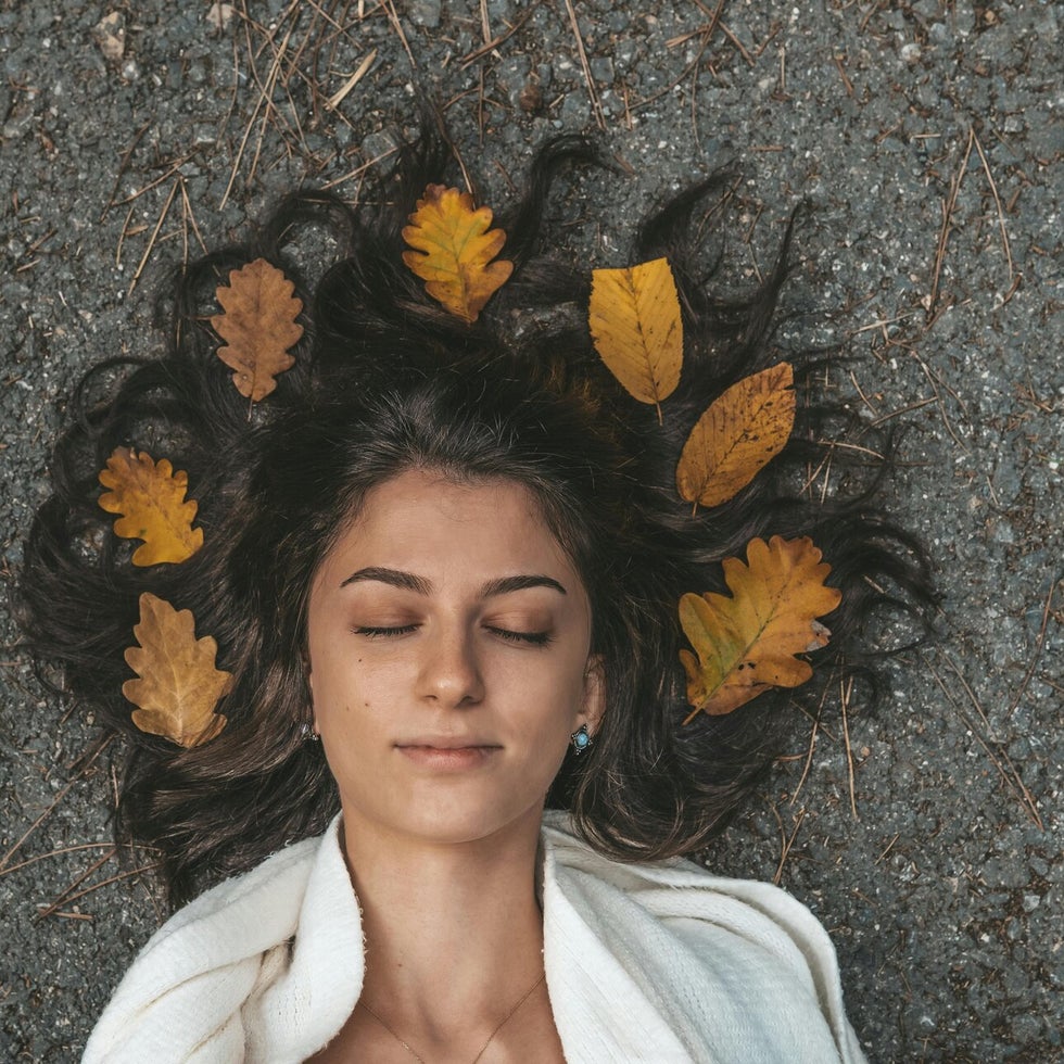 Foto Mert Kahvec vrouw liggend herfstbladeren in haren Missnienox poëzie