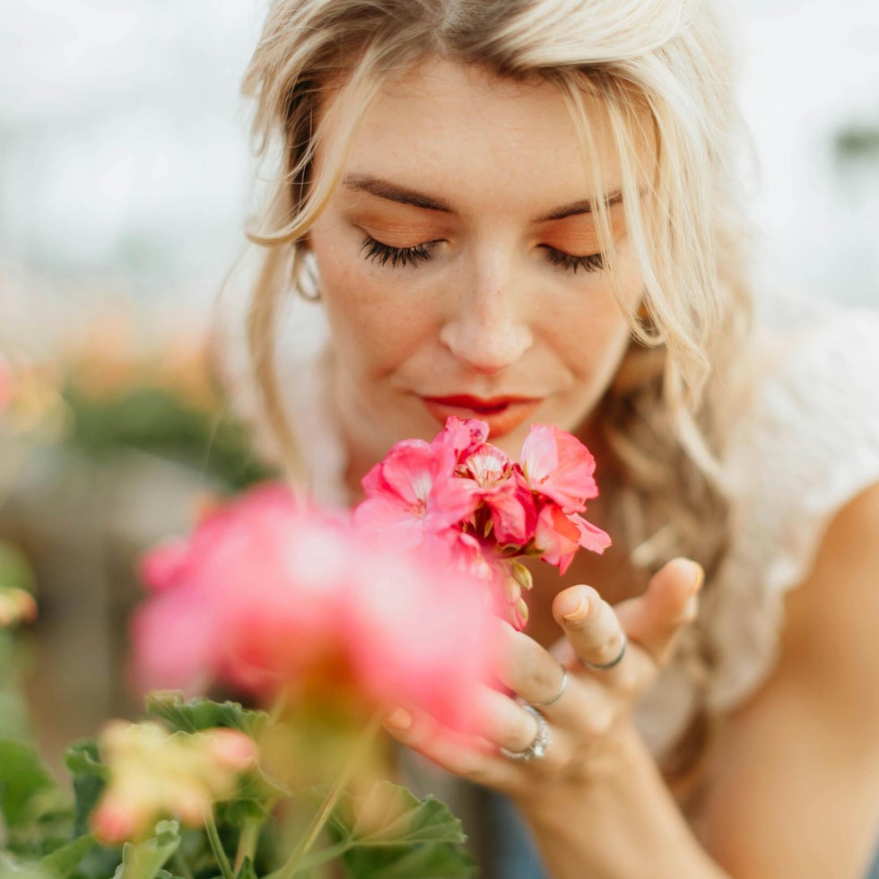 Foto Leah Newhouse vrouw nazomer bloemen ruiken Missnienox poëzie