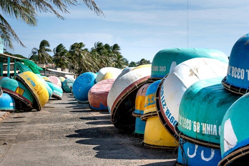 Bateaux-paniers colorés sur une plage de Mui Ne
