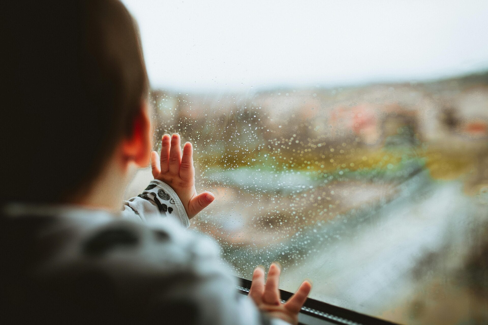 Kind am Fenster mit frühkindlichem Autismus