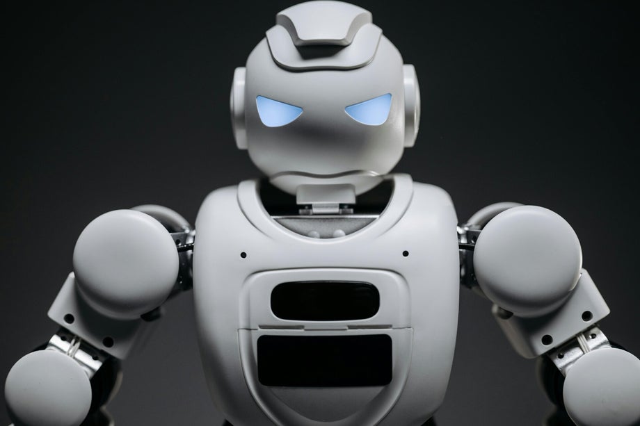 Stell dir vor, du könntest dein Gehirn an eine Cloud anschließen, deine Muskeln durch Nanobots boosten oder nie wieder altern – klingt wie ein Marvel-Film, oder? Willkommen im Transhumanismus. Eine Bewegung, die davon träumt, den Menschen mit Technologie