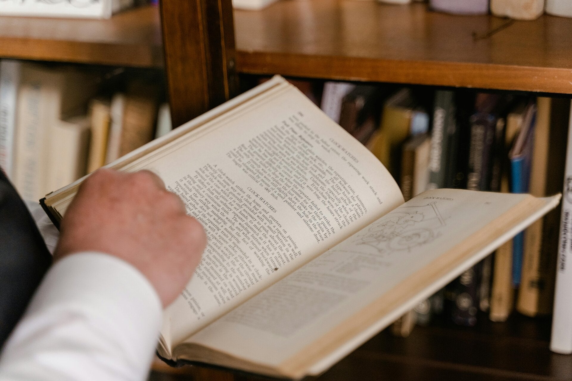 Iemand die een boek leest.