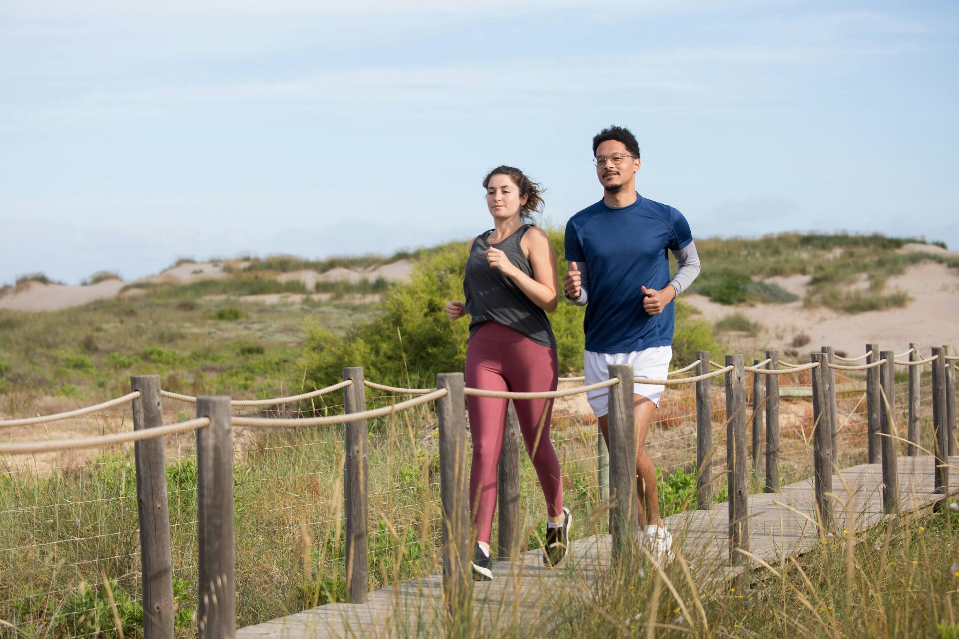 Herz-Kreislauf in Aktion: Laufendes Paar auf schönem Steg
