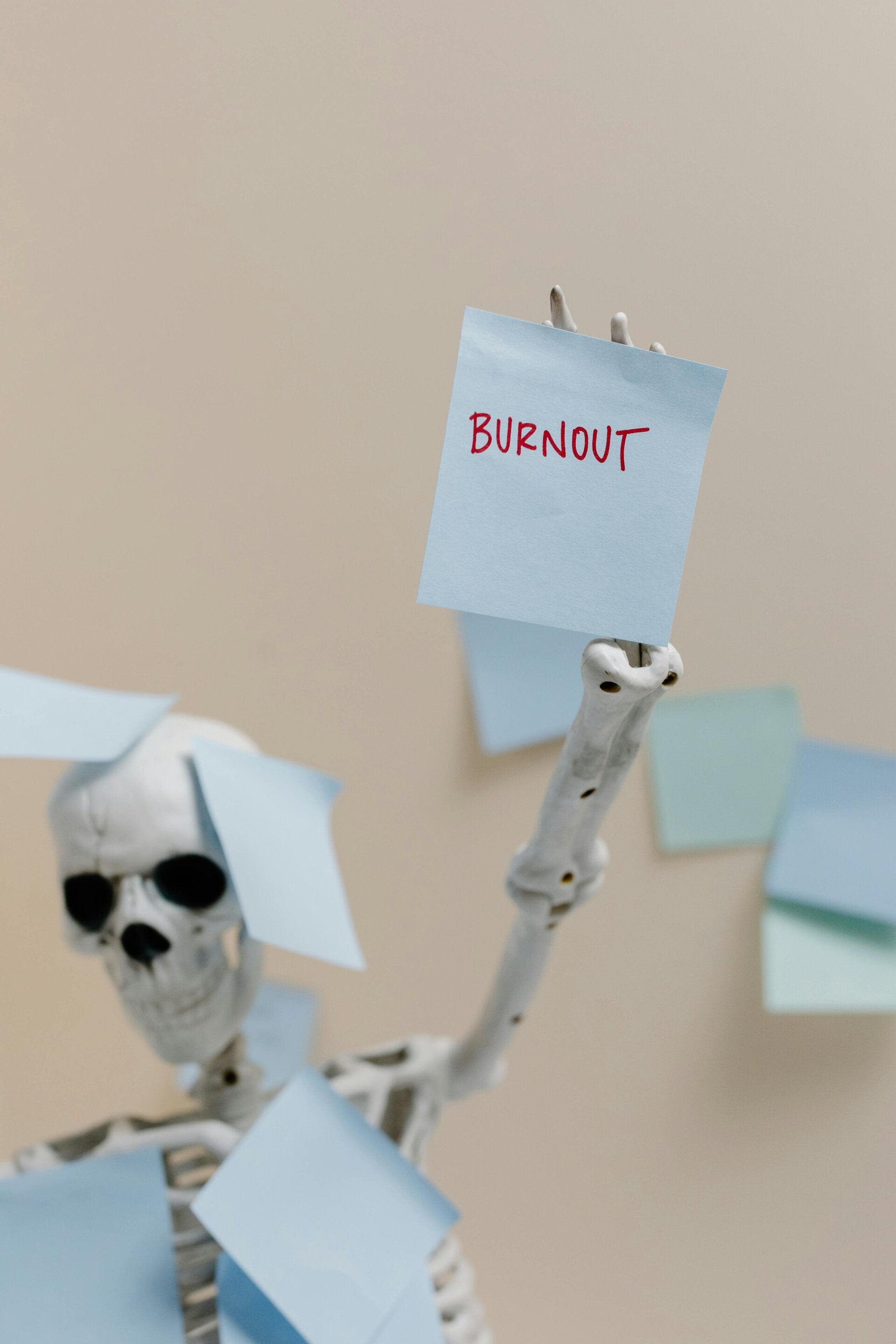 Scheletro con post-it "BURNOUT", rappresenta l'esaurimento e il quiet quitting.