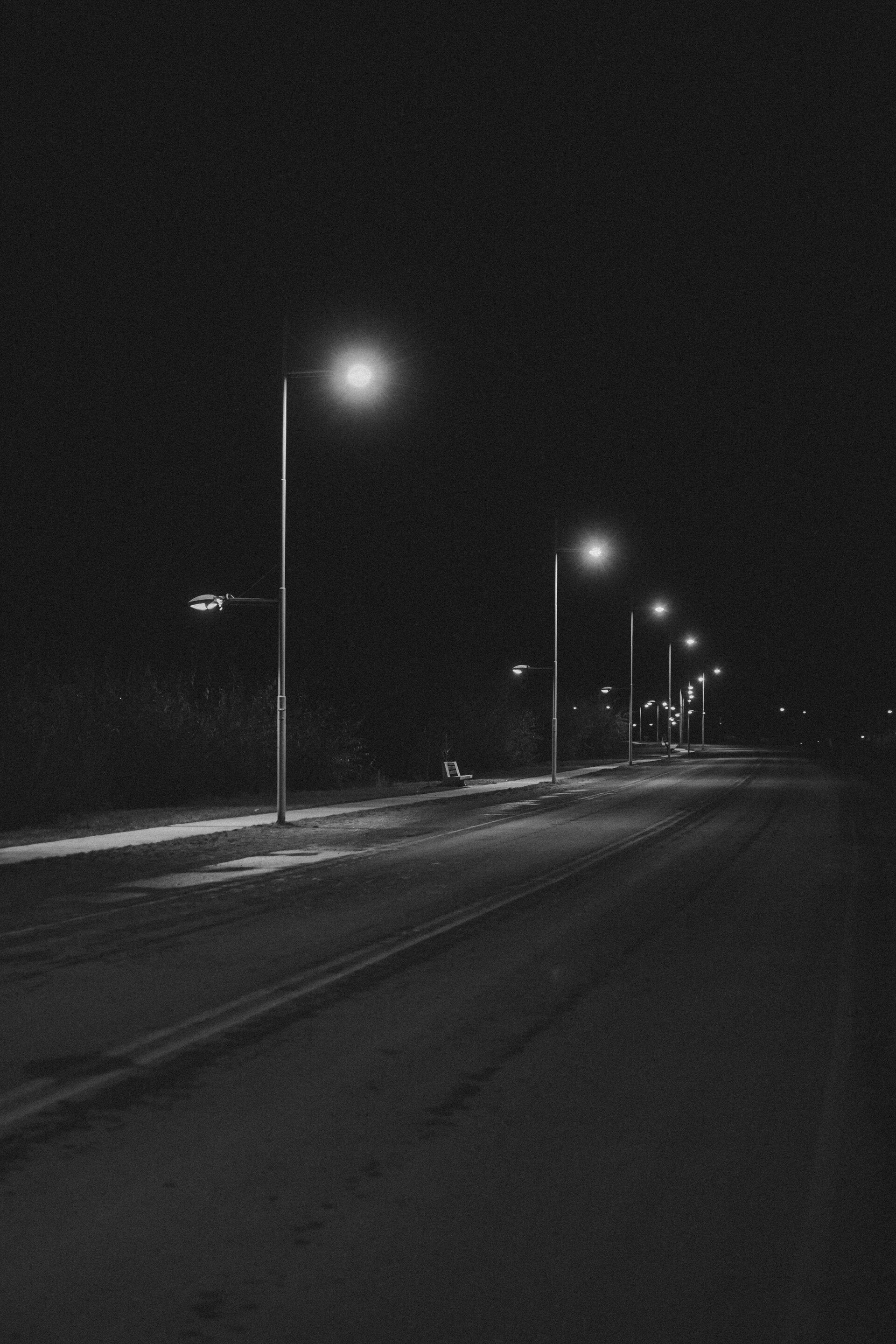 Warum habe ich nachts Angst vor der Zukunft? Ist nächtliche Angst ein Zeichen für Überforderung? Warum wird Angst nachts stärker? Was hilft bei nächtlicher Zukunftsangst wirklich? Hat nächtliche Angst etwas mit dem Nervensystem zu tun?