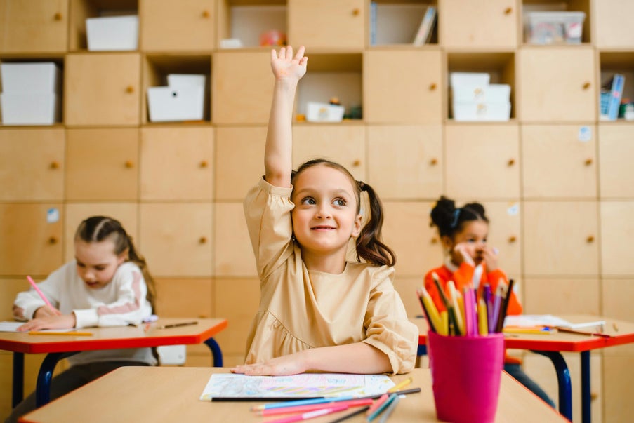 Enfant qui retrouve confiance en classe grâce à la sophrologie