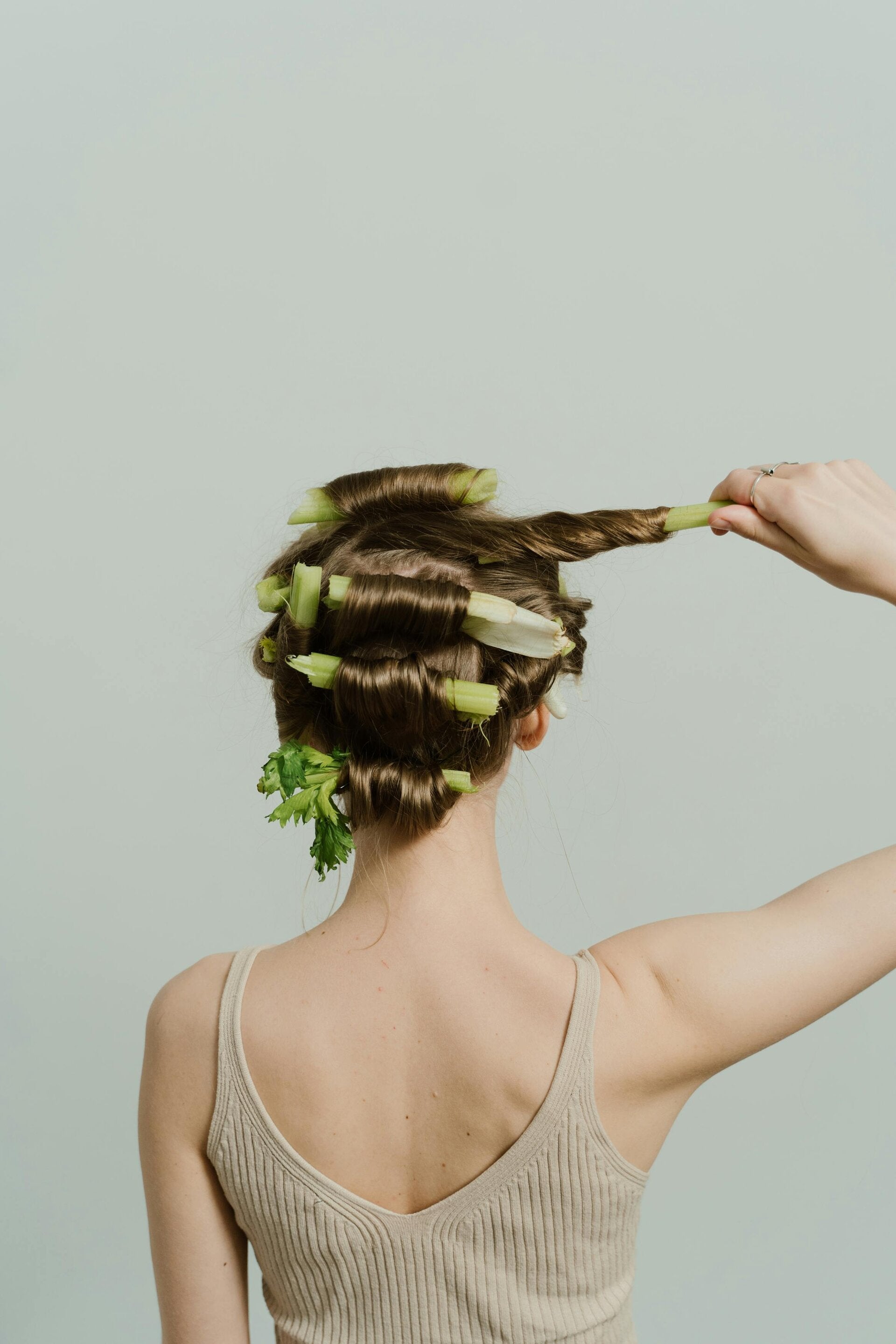 Foto van haar met kruiden en planten erin