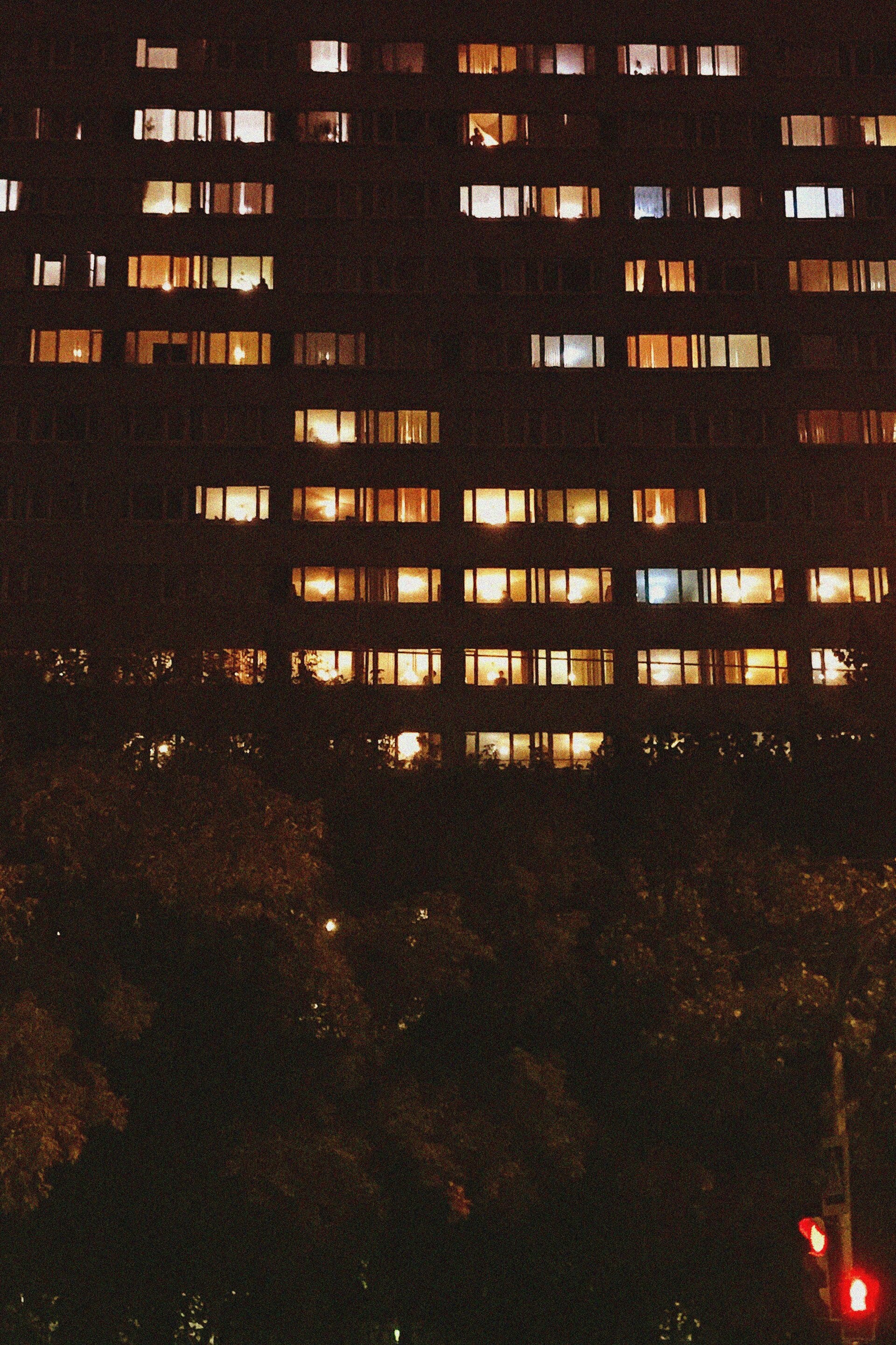 Manche Nächte fühlen sich im Kinderwunsch anders an. Warum dein Körper wacher wird – und das kein Zufall ist.