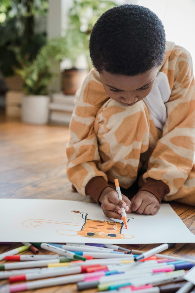 Enfant participant à une activité calme et créative