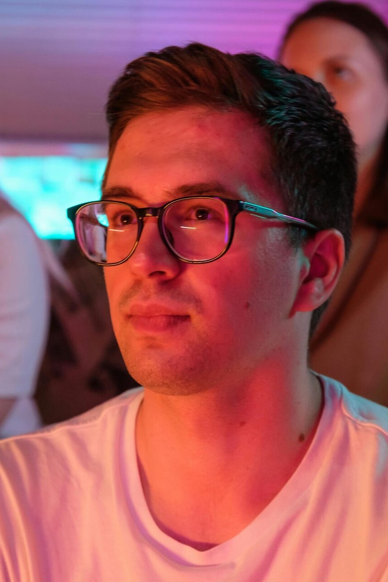 Foto junger Mann hört aufmerksam zu