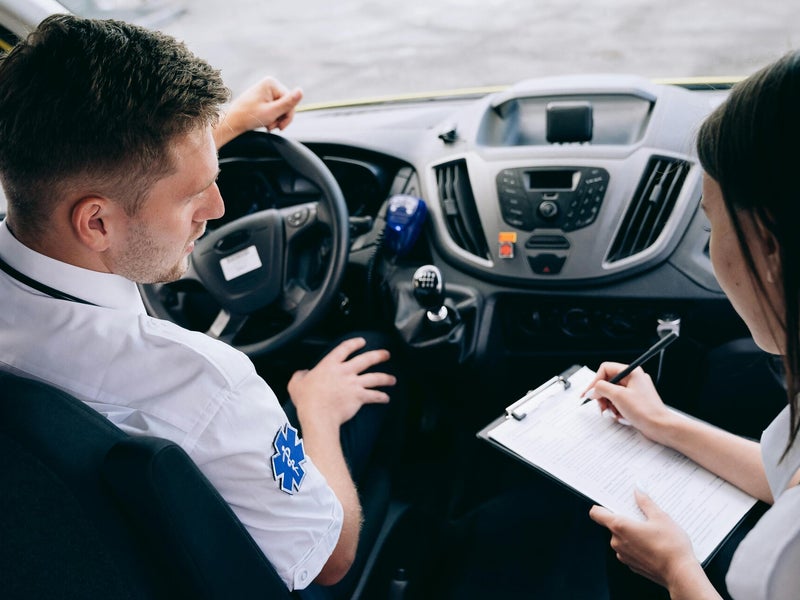Een lesmoment in de auto ter illustratie