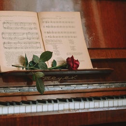 Foto Наталия Игоревна piano bladmuziek rode roos poëzie missnienox