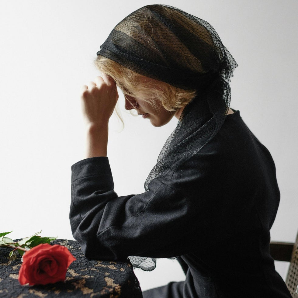 Foto Ksenia Chernaya rouwende vrouw zwart rode roos Missnienox poëzie