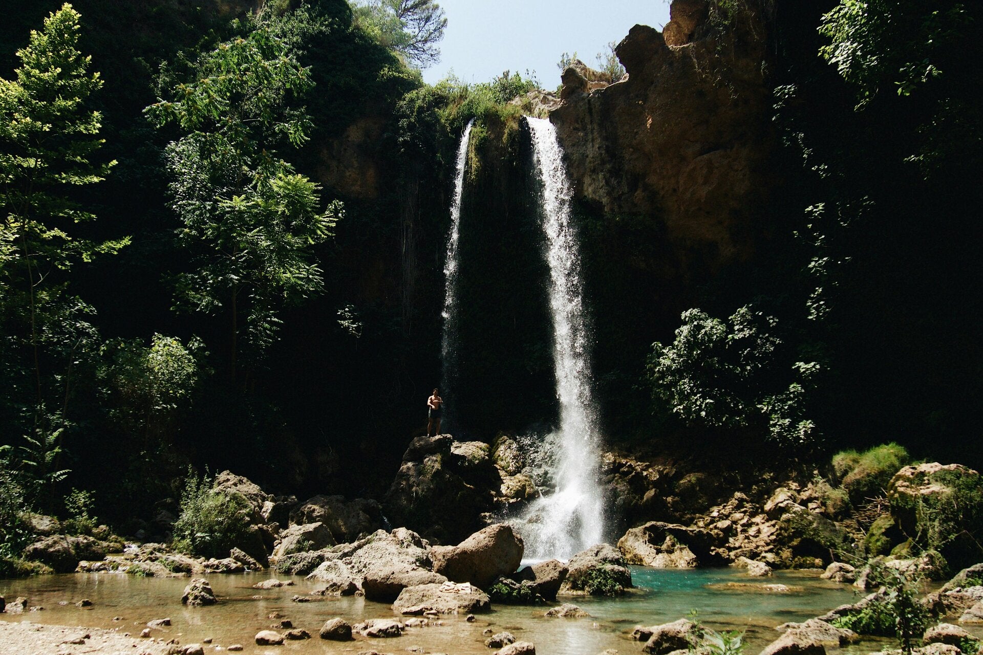 Haute cascade tombant le long d’une falaise