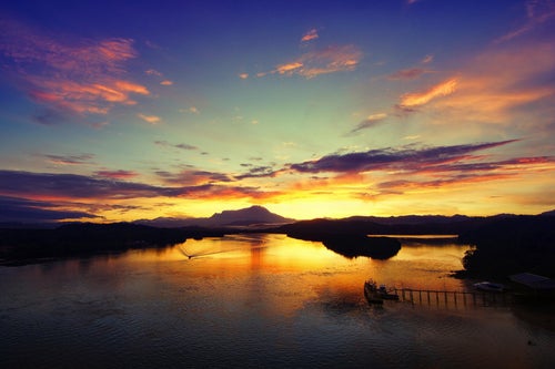 Rivière de Bornéo au coucher du soleil