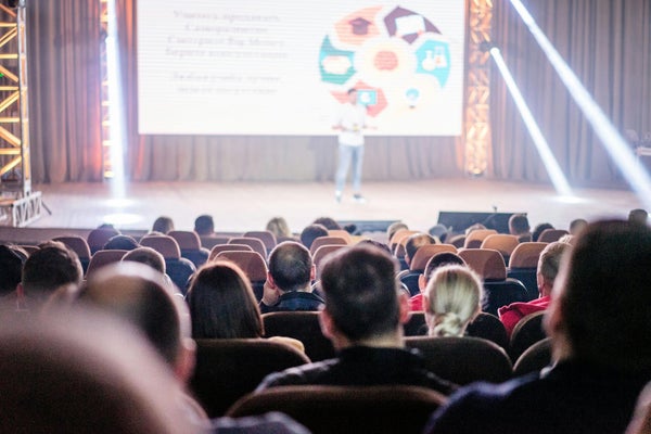 Participants assistant à une présentation dans un auditorium