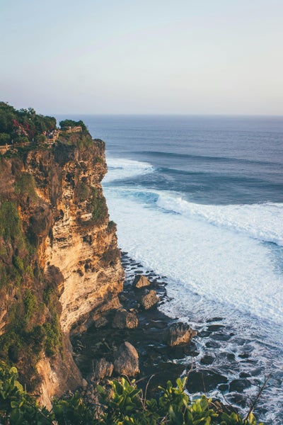Falaises d’Uluwatu au-dessus de l’océan