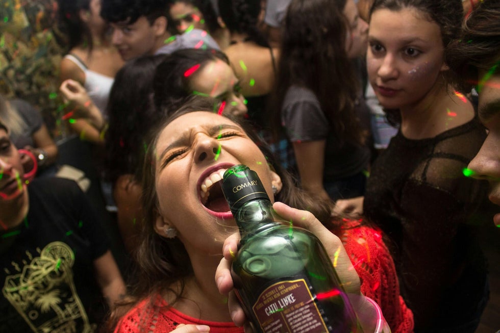 Eine Warnung, ein Weckruf – und ein Aufruf zum Handeln. „Ach, das ist doch nur ein Schluck Bier.“ „Lass die mal probieren – so schlimm ist das nicht.“ Solche Sätze fallen immer wieder – oft sogar von Erwachsenen, die es „nicht so eng sehen“. Doch was har