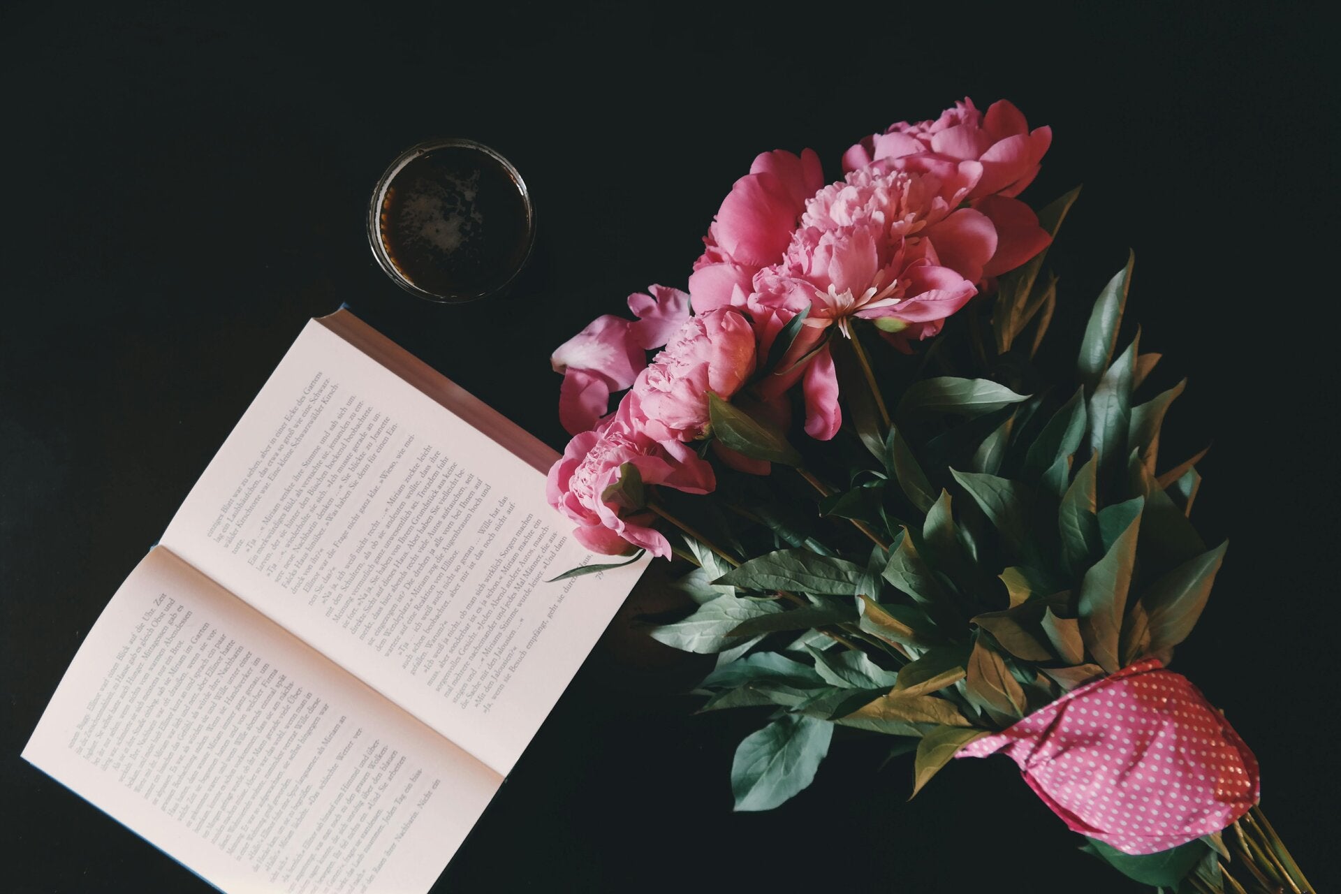 Boek met een bos rozen.