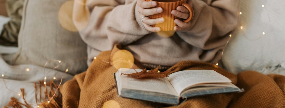 ontspannen met een mok thee en een boek onder een dekentje