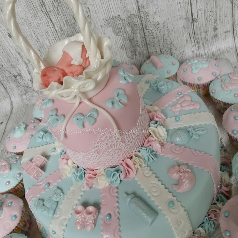 Babyshower taart nov 2015. Taarten zijn gevuld met vanille roomcreme en bavarois