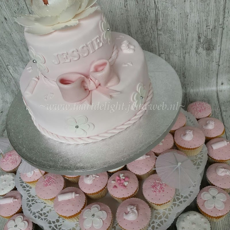 Babytaart voor Jessie met cupcakes